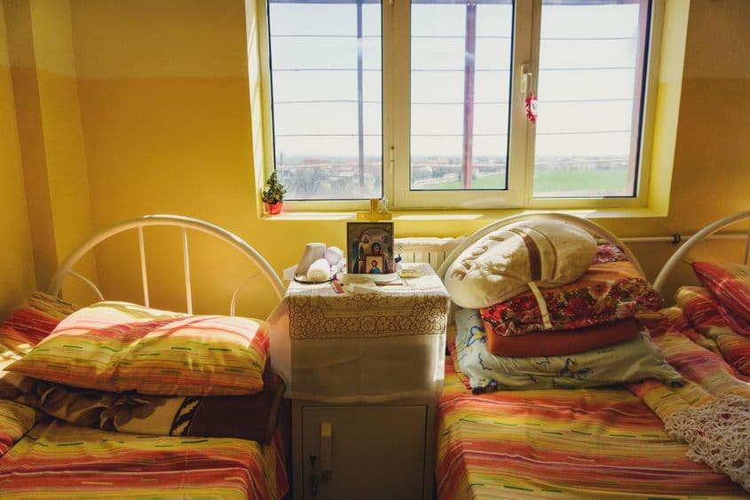 Icoane, mileuri, hârtie igienică și alte mici obiecte personale care spun poveștile ocupanților unui salon de la Bălăceanca. Foto: Ioana Epure