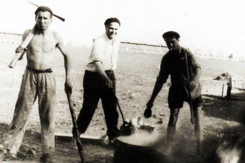 Corneliu Coposu (în mijloc) în 1963, când avea domiciliu obligatoru în Bărăgan (pe teritoriul actualului sat brăilean Valea Călmăţui). Sursa foto: Memorialul Sighet.