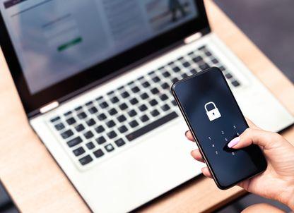 Aplicațiile de siguranță pentru femei: nu merg, nu există sau îți cer bani