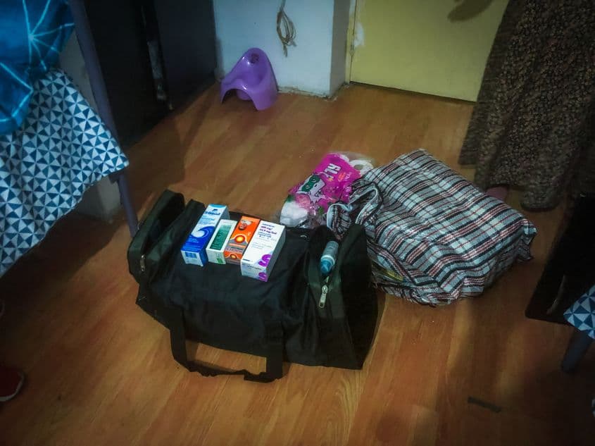 În genți sunt toate medicamentele fetelor. Majoritatea sunt cumpărate din Ucraina. Svetlana spune că e mai ieftin să le ia de acolo. Foto: Andreea Soare