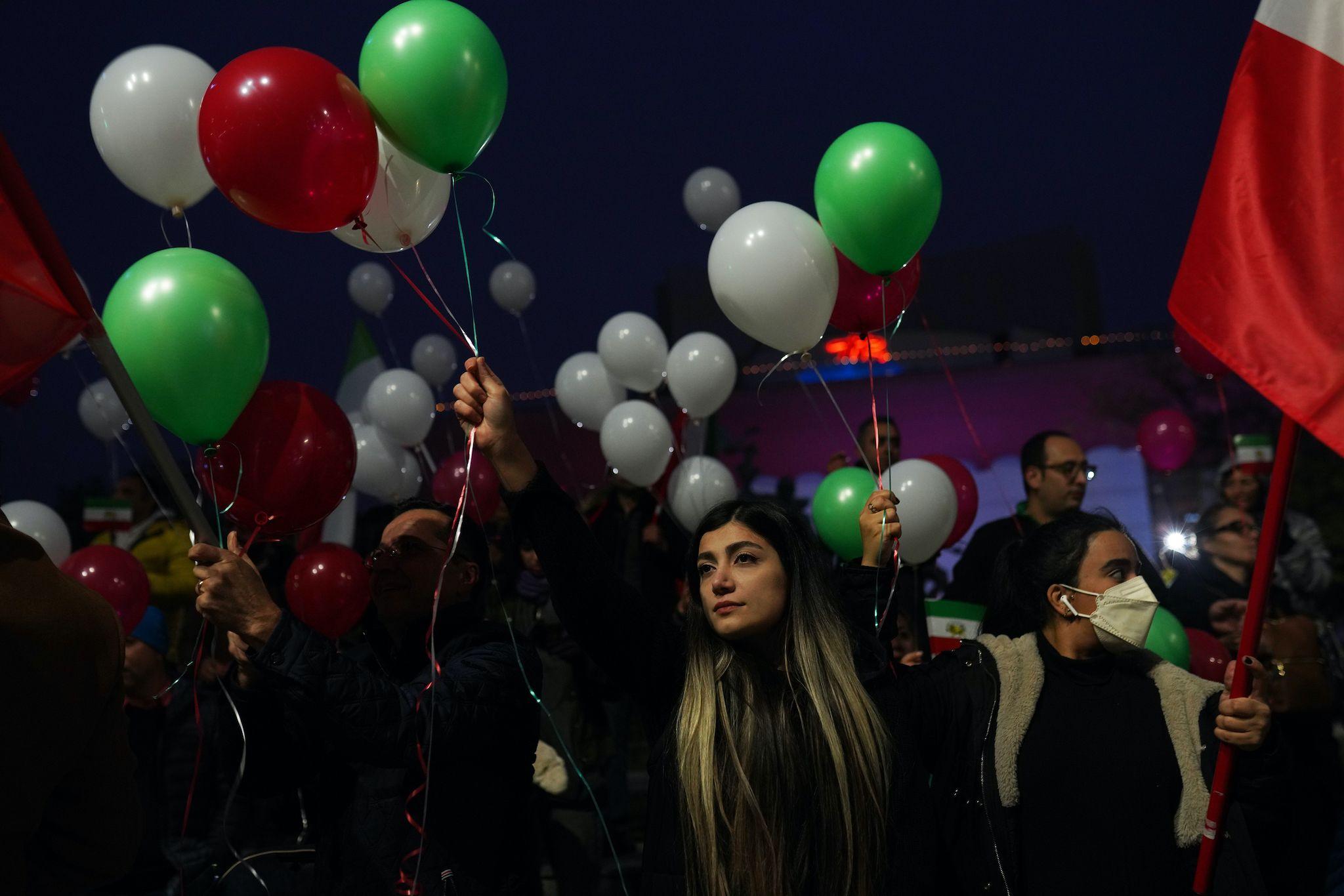 Toți participanții au rude rămase în Iran și riscă atât libertatea lor, cât și a rudelor lor, participând chiar la aceste manifestații din țările democratice ale Europei. Statul iranian urmărește cu atenție tot ce fac cetățenii săi chiar și atunci când au plecat de mulți ani din țară.