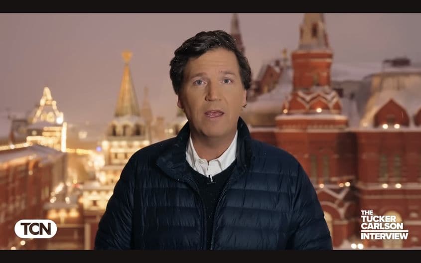 <em>La aproape doi ani de când a invadat Ucraina, Vladimir Putin și-a făcut timp de un podcast cu Tucker Carlson</em>. Foto: captură Youtube