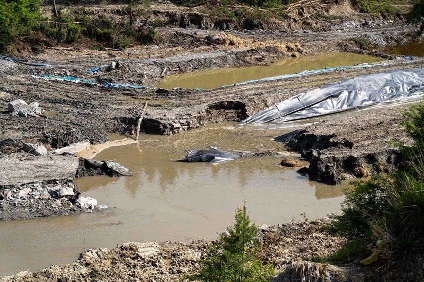 Colapsuri ale tavanului Salinei și rămășițele albiei pârâului Corund capitonate cu folie, ca să oprească infiltrațiile în subteran. Foto: Raul Ștef