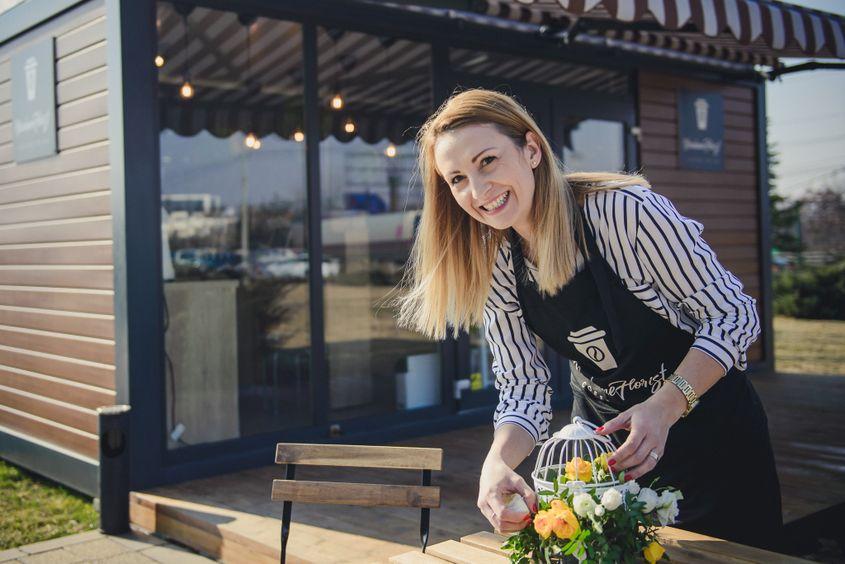 Angela Zală, la cafeneaua ei cu flori. Foto: Ioana Epure