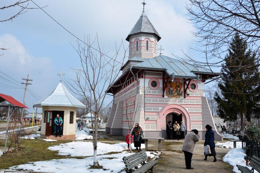 Biserica „Sfânta Treime” din Crăiniceni, sfințită în 1932.