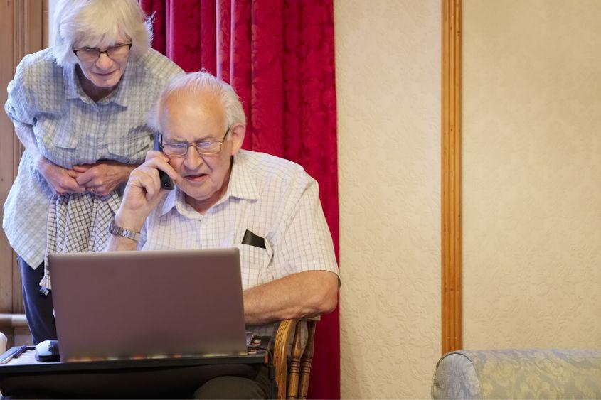 Foto: ID 156835993 | Elderly Computer © Richardjohnsonuk | Dreamstime.com