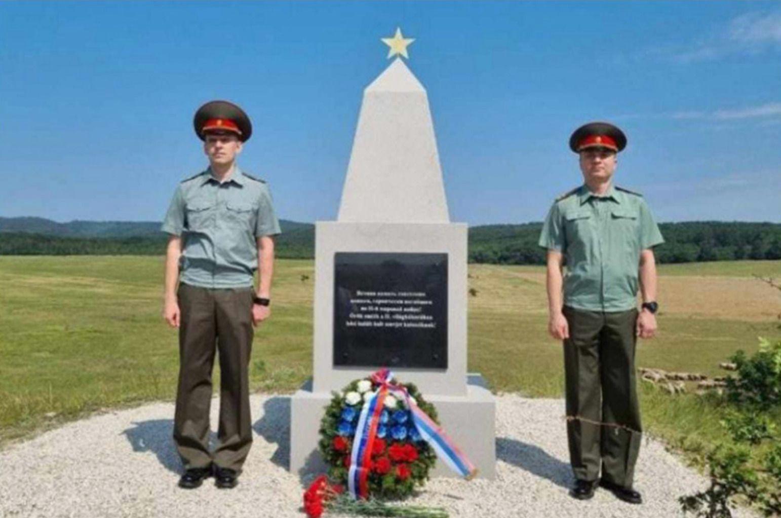 Monumentul din Csákberény, un mic sat maghiar, renovat și inaugurat în 2023 în prezența oficialilor ruși. Foto: Bankó Gábor/444
