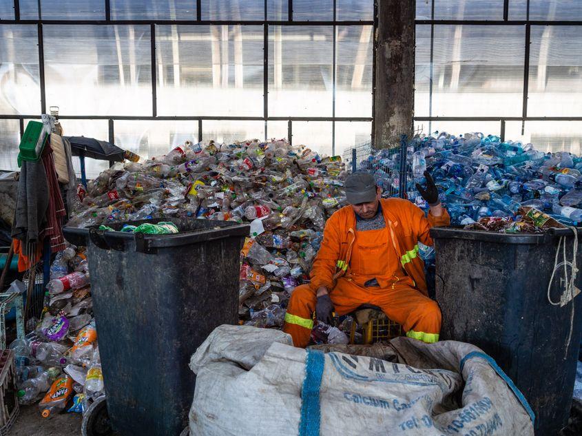 Lucrător de la centrul de salubrizare Târgu Lăpuș.