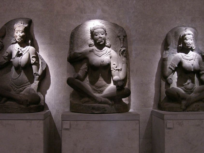Statui indiene din secolul al X-lea, expuse la Muzeul Guimet din Paris. Fotografii: Lucian Muntean