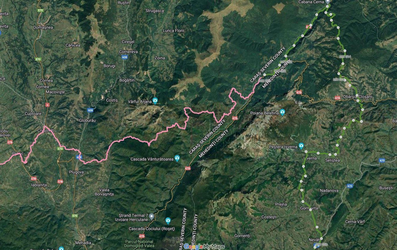 Crușovăț - în stânga imaginii - este despărțit de Obârșia Cloșani (dreapta imaginii) de o suită de munți și văi printre care șerpuiește Via Transilvanica