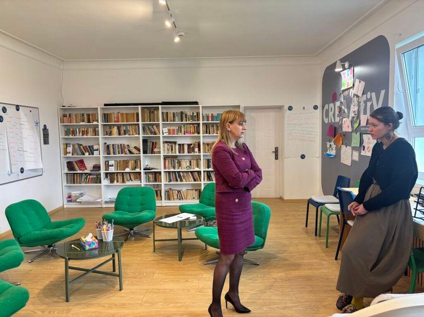 Irina Minescu și Lavinia Pisăliță în atelierul CREAATiV. Foto: Matei Bărbulescu