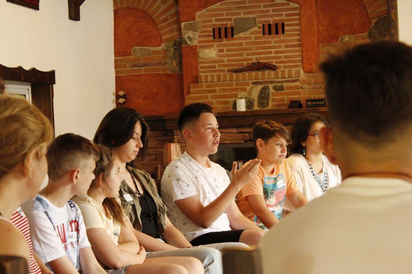 Participanți la tabăra de educare împotriva agresivității în școli