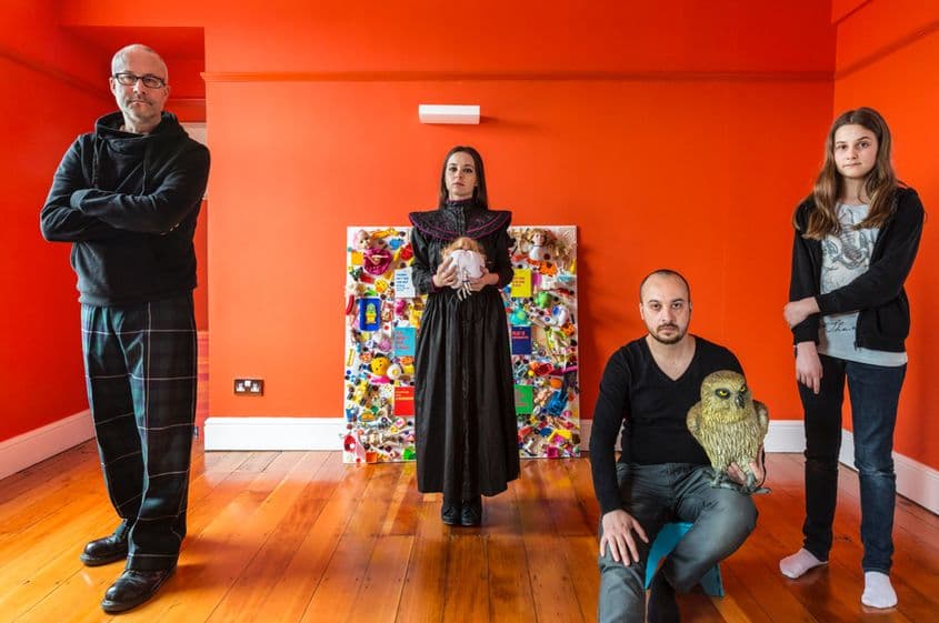 Familie din România: Georgiana Mihai, fratele ei − Bogdan Mihai, prietenul ei − John Ward și fiica acestuia − Amelia Rutra. „Am venit în Marea Britanie singură, cu ideea de a nu mă mai întoarce niciodată în România”, spune Georgiana. Foto: Chris Steele-Perkins