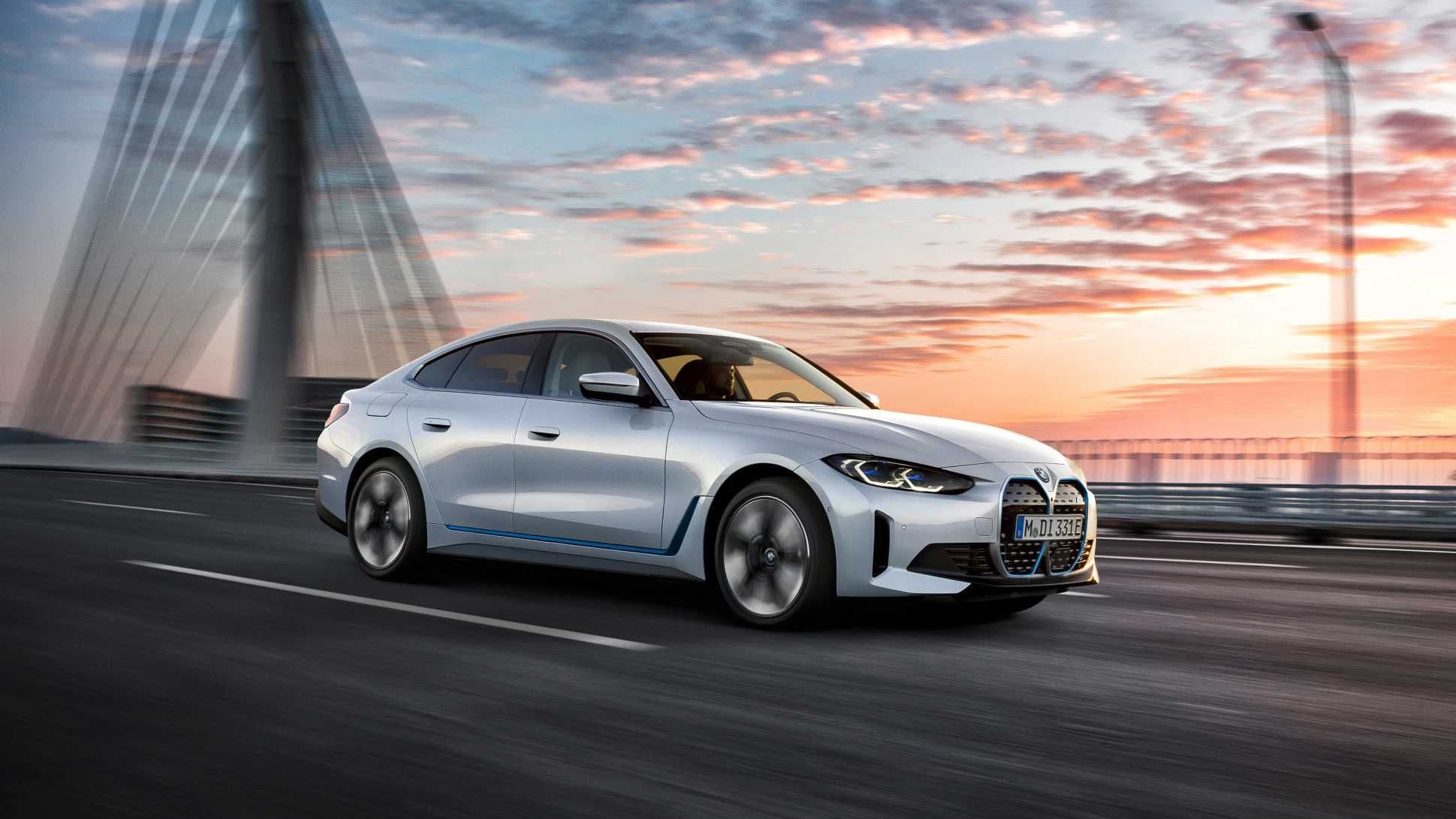 Deși afirmă că păstrează deschise opțiunile pehtru hidrogen, fabricanții germani au scos deja pe piață mașini care să concureze de la egal la egal cu Tesla. Lupta e acerbă, zeci de modele electrice apărând în fiecare an. În imagine, BMW i4