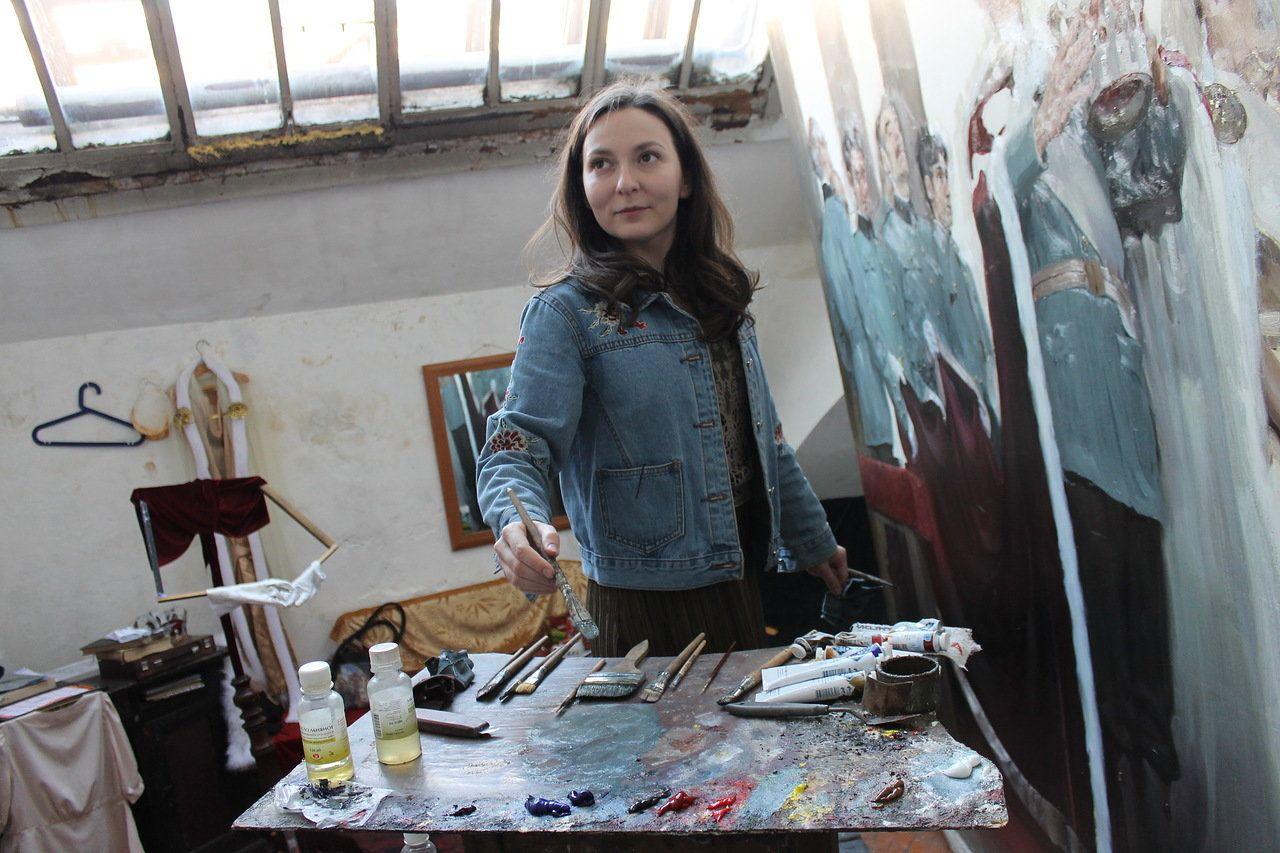 Elena Bria în timp ce picta "Încoronarea", în atelierul academiei de arte din Sankt-Petersburg, Rusia, 2018. Foto arhiva personală a artistei.