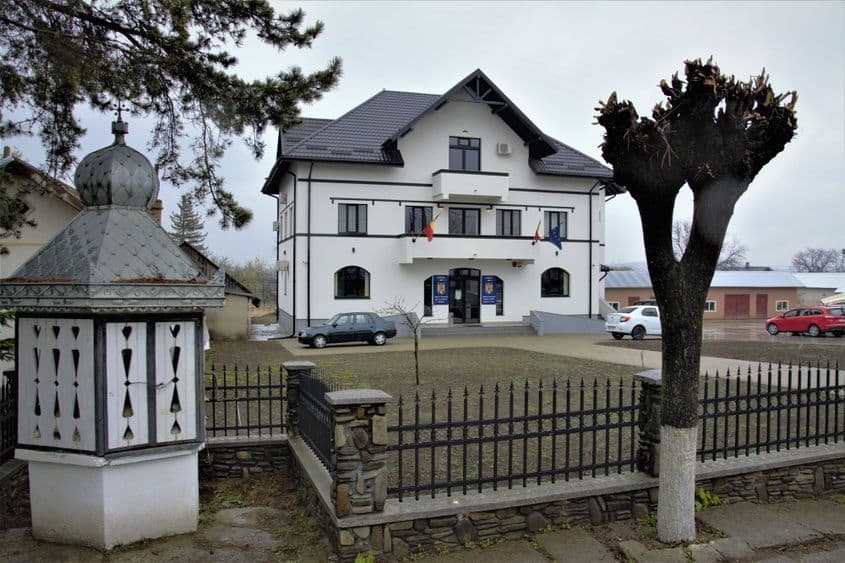 Primăria din Vlădeni, înfloritoare, într-un sat care se stinge