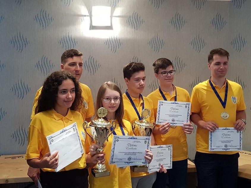 De la stânga la dreapta: Miruna Lehaci, antrenorul Petre Nad, Alessia Ciolacu, George Stoleriu, David Gavrilescu și Victor Văsieșiu.