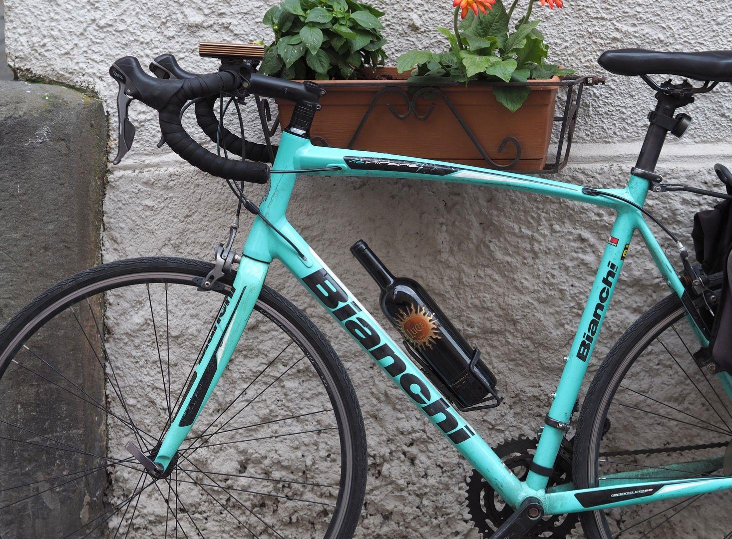 O bicicletă echipată de drum și magia detaliilor. Siena.