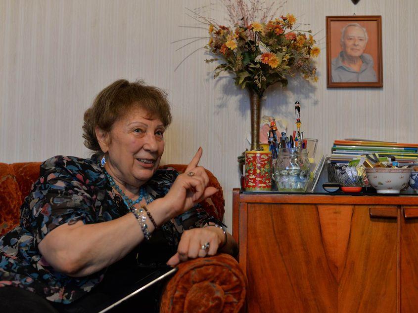 Maria Panaitopol oferă premii în bani, din propriul buzunar, olimpicilor de nivel național. Fotografii: Lucian Muntean