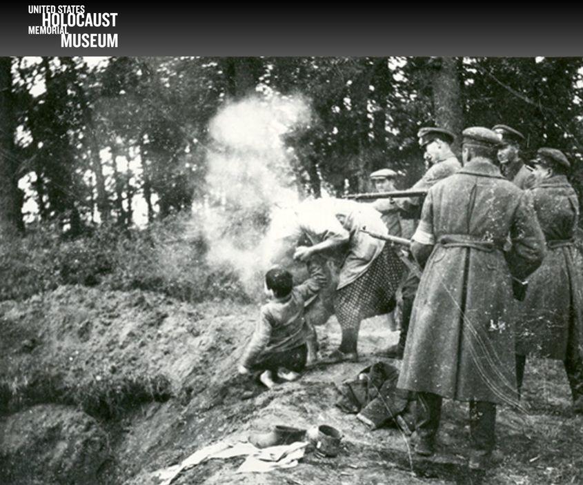 <strong>Familie de evrei, împușcată la Miropol, Ucraina, 13 octombrie 1941</strong>.<em> Security Services Archive, Historical Collection of the State Security Service (StB) Prague, archival no. H-770-3.</em>