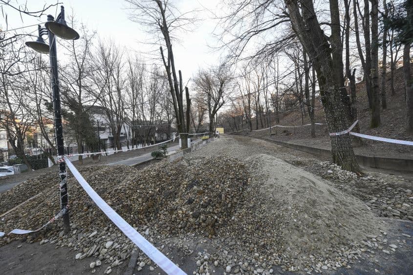 Un spațiu de aproximativ 400 de metri pătrați în care se afla materiale de construcții este încercuit cu banda de protecție a Poliției Locale Sector 5, în Parcul Romniceanu din București, miercuri 27 decembrie 2017. Inquam Photos / Alberto Grosescu