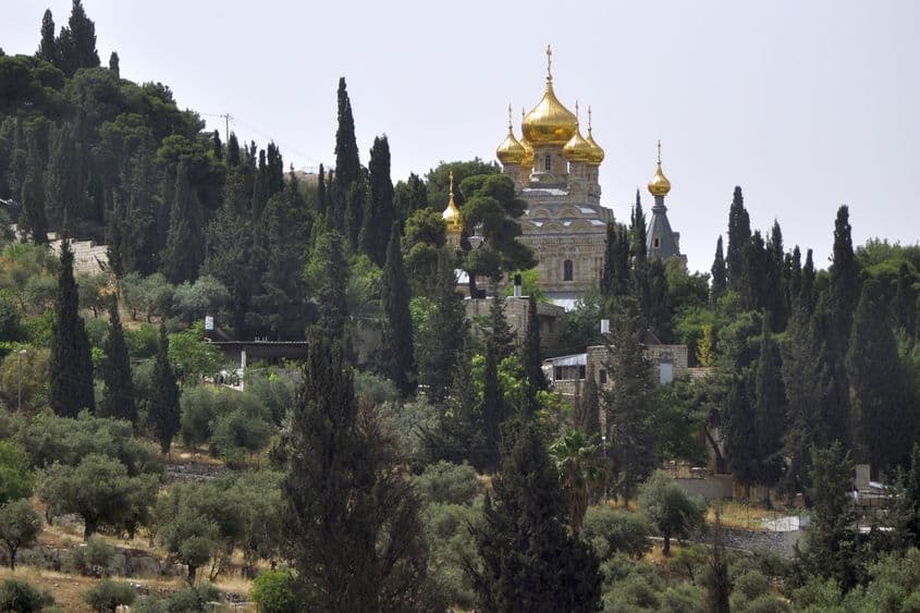 Pe versantul de vest al Muntelui Măslinilor, chiar deasupra Grădinii Ghetsimani, se află biserica rusească a Sfintei Maria Magdalena, cu șapte cupole în formă de ceapă, de inspirație arhitecturală moscovită.