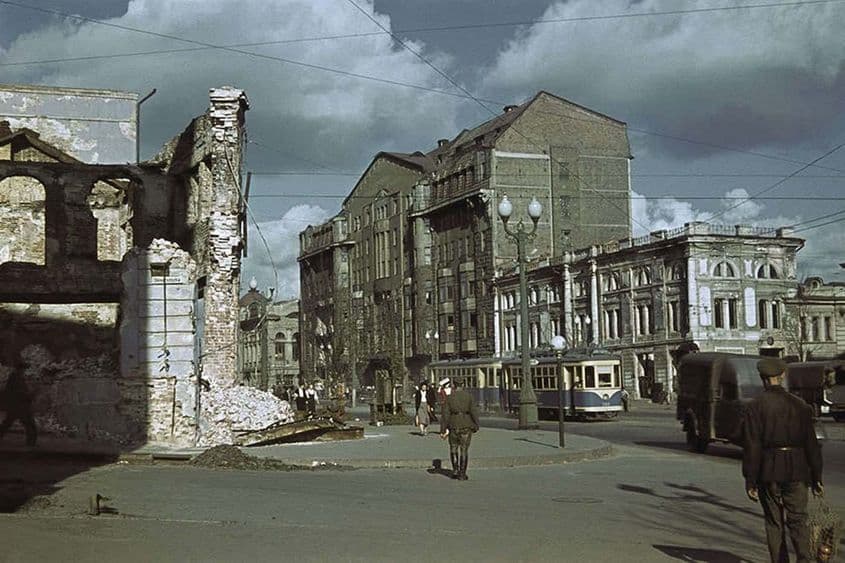 Harkiv în timpul ocupației germane, 1941. Foto: Johannes Hähle, <a target="_blank" href="https://rarehistoricalphotos.com/german-occupation-kharkov-color-1941?fbclid=IwAR210mId2qSTli6feBNEjtq9iooQfYPRusu_Gsa4seZcJxTwSIjbFpyUq5s" target="_blank" rel="noreferrer noopener">rarehistoricalphotos.com</a>