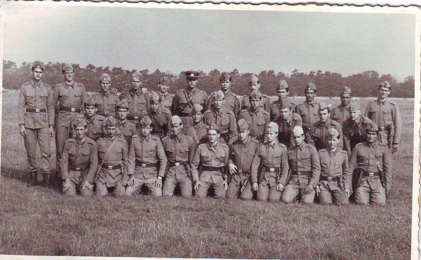 Locotenentul Costinel Mirea (rândul de sus, centru, cu chipiu și diagonală) în 1983. Fotografie din arhiva lui Costinel Mirea