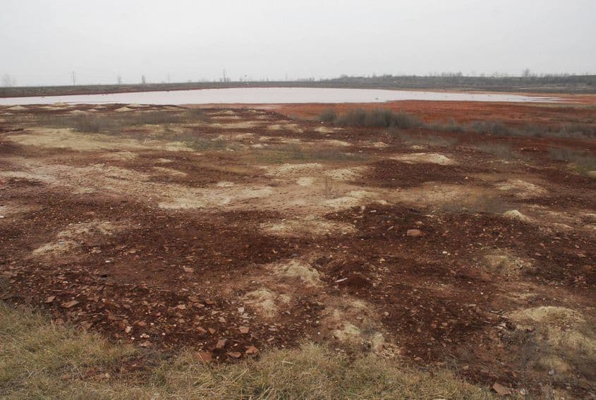 Terenul poluat cu șlam roșu al fostei fabrici Alumina din Oradea. Sursa foto: Bihoreanul