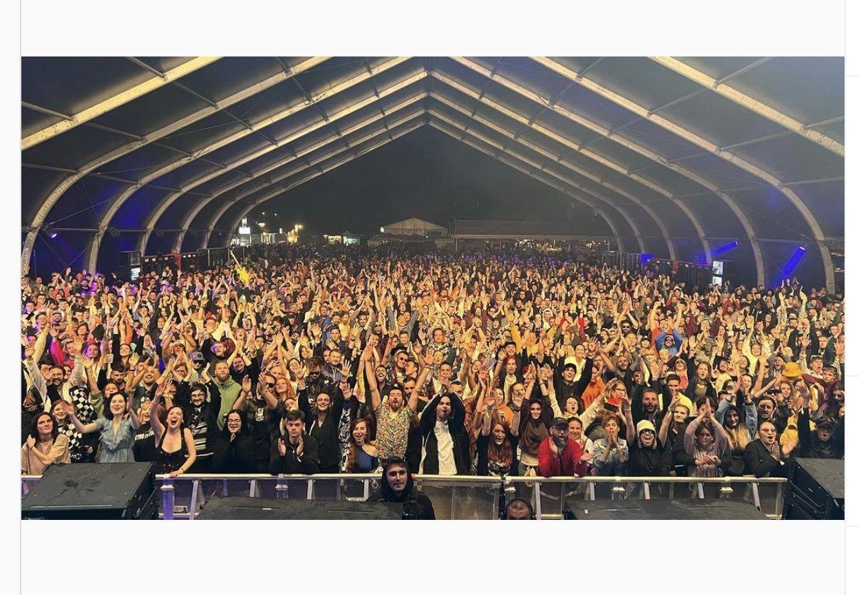 Publicul de la Electric Castle. Foto de Kid Francescoli, via <a target="_blank" href="https://www.instagram.com/p/CgJZ_0ZsIEa/" target="_blank" rel="noreferrer noopener">Instagram</a>