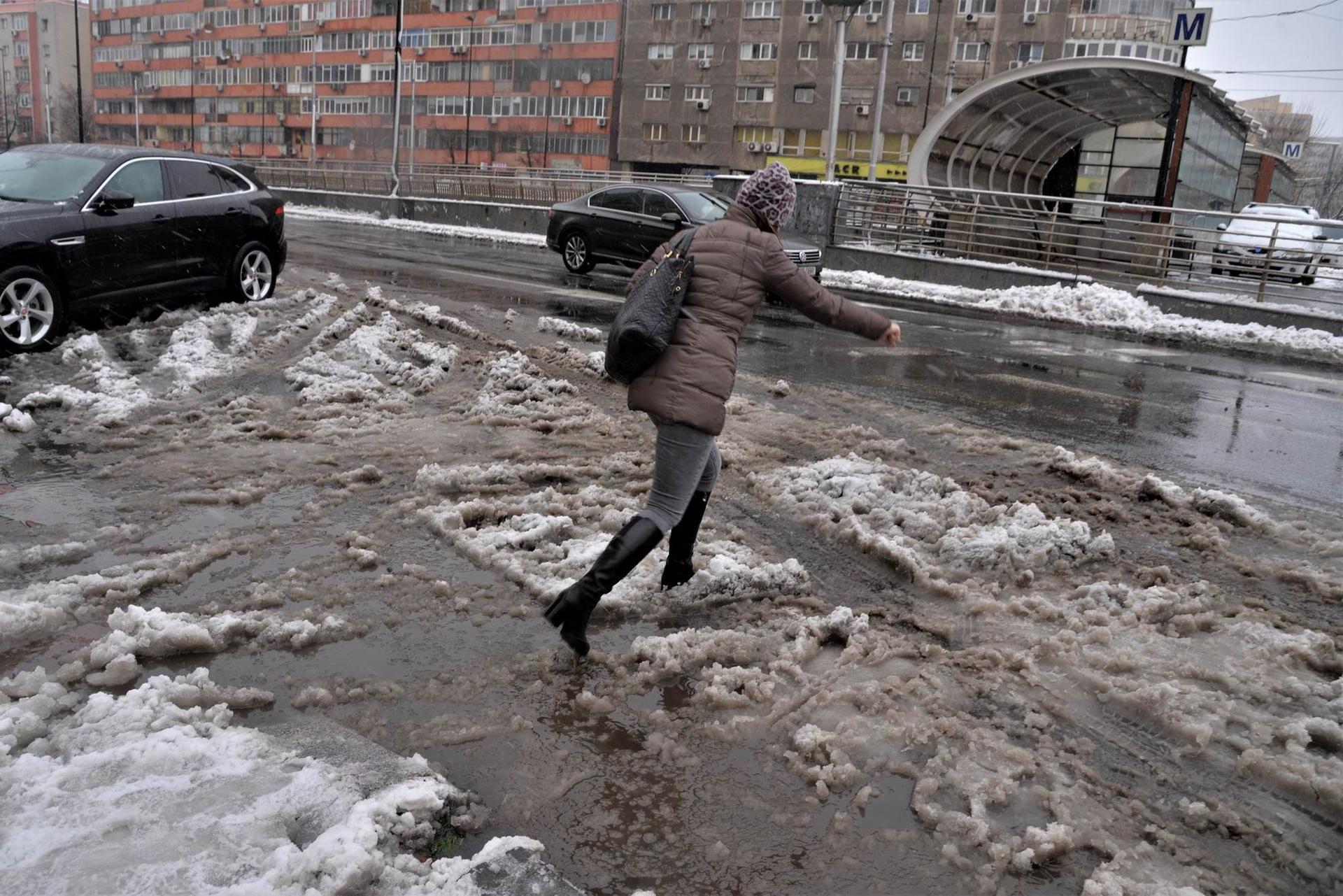 Traversarea Șoselei Ștefan cel Mare în zona Piața Obor.  Foto Lucian Muntean