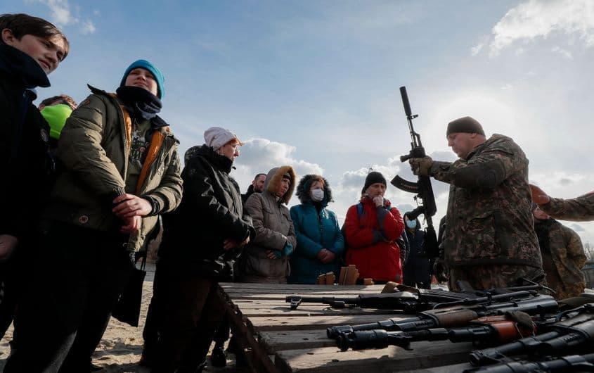 Exerciții militare pentru voluntari în Kiev, Ucraina. Foto: EPA/SERGEY DOLZHENKO