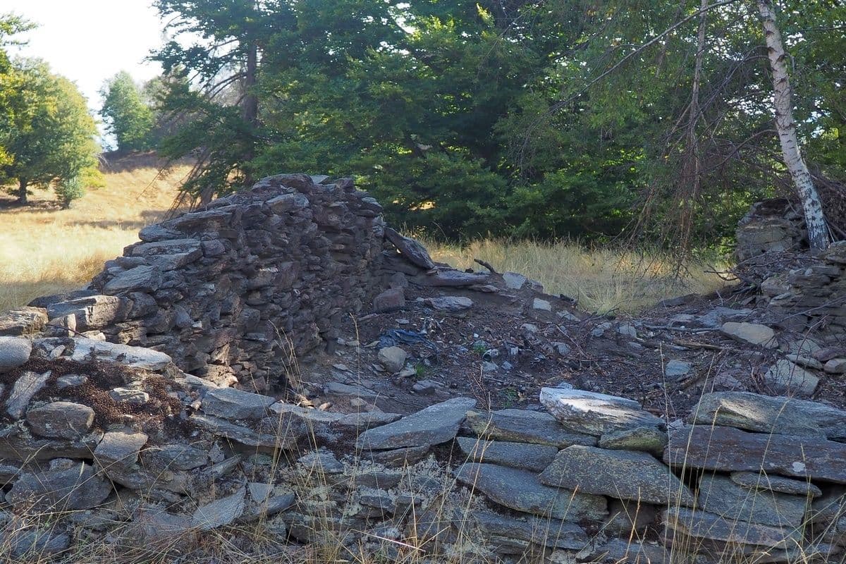 Lespezile vechii biserici din fosta vatră a satului în locul numit Zăgor de pe Nemanu Mare.