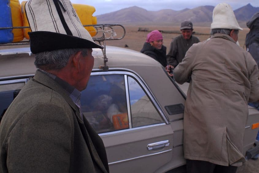 Apariția mașinii-magazin e un mic eveniment care aduce bucurie (și vodcă) puținilor localnici, mai toți păstori.