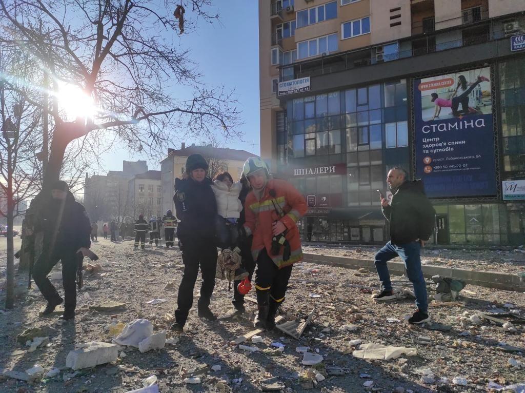 Kiev, 26 februarie 2022. Forțele de apărare civilă transportă răniți în urma asaltului rusesc asupra orașului. ( Ukraine Emergency Service - Anadolu Agency )