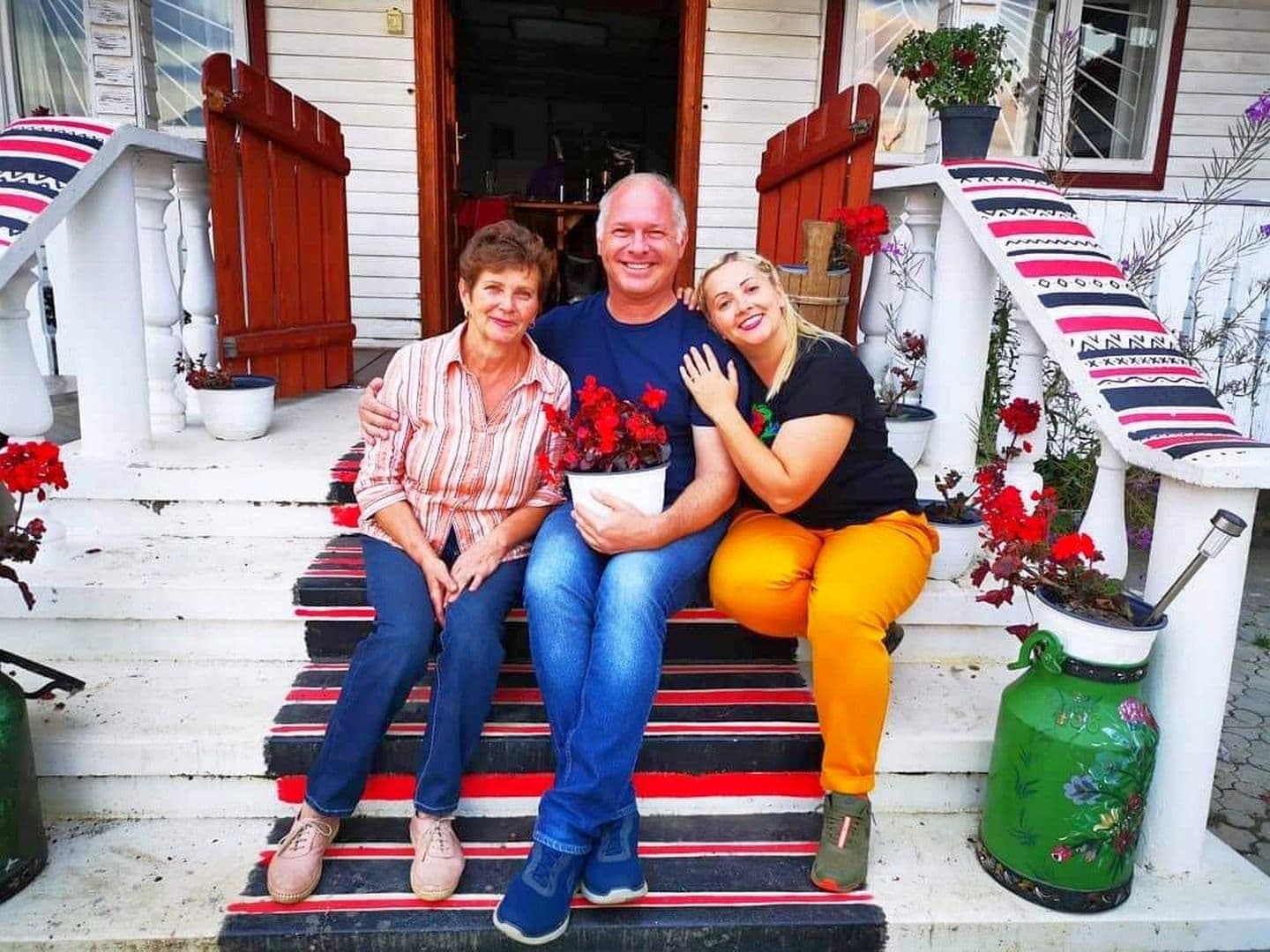 Pe treptele de intrare, Geta și Gabi alături de actorul Vlad Ivanov, în timpul filmărilor (arhiva personală Gabi Ursu)