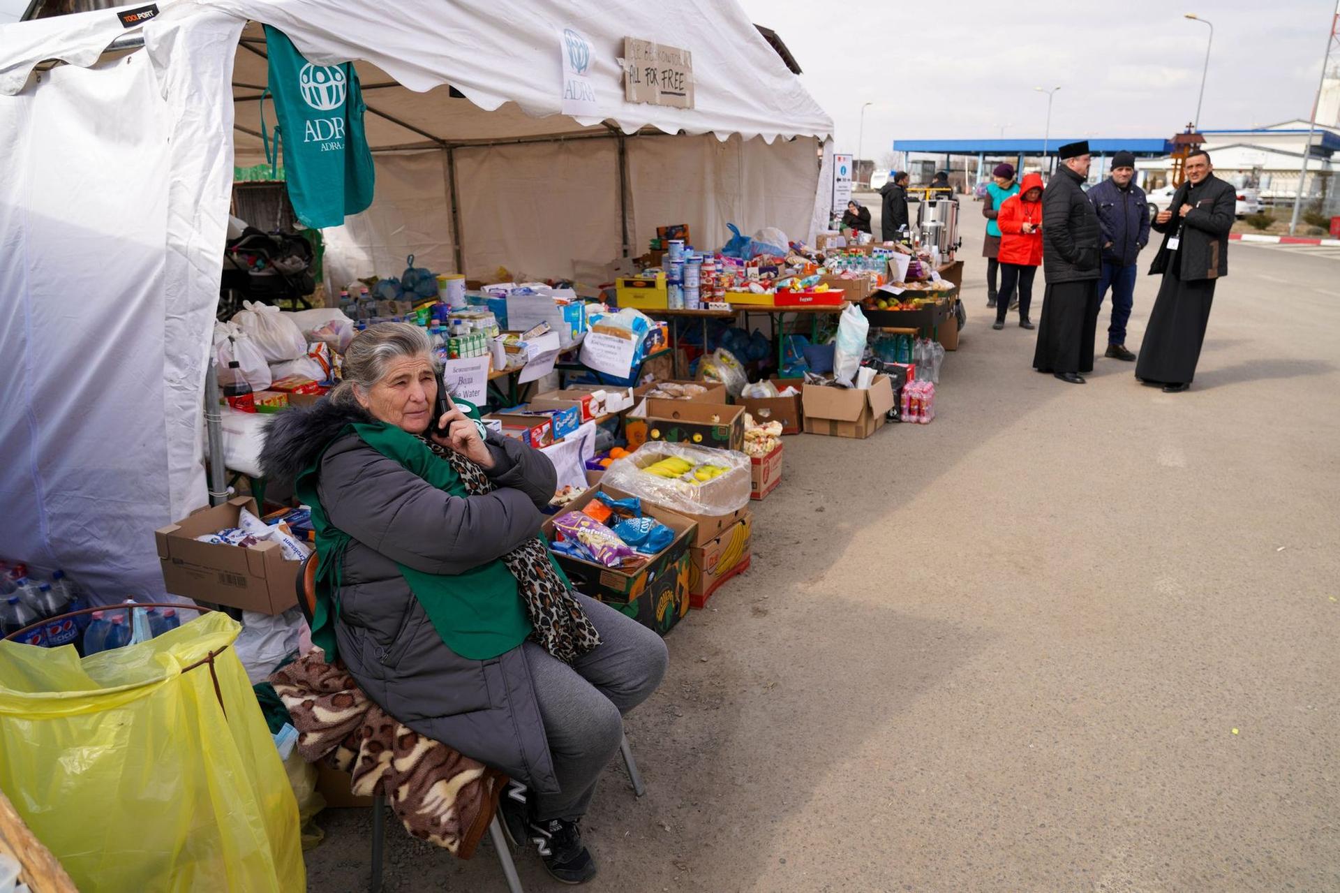 Voluntari cu tarabe pregătite pentru refugiații ucraineni, vama Halmeu, România, 6 martie 2022. Foto: Raul Ștef