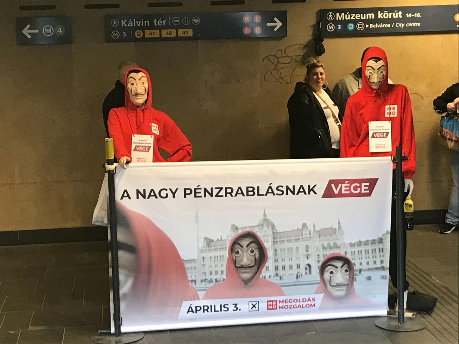 Vineri, 1 aprilie 2022. Standul partidului MeMo în stația de metrou Kalvin