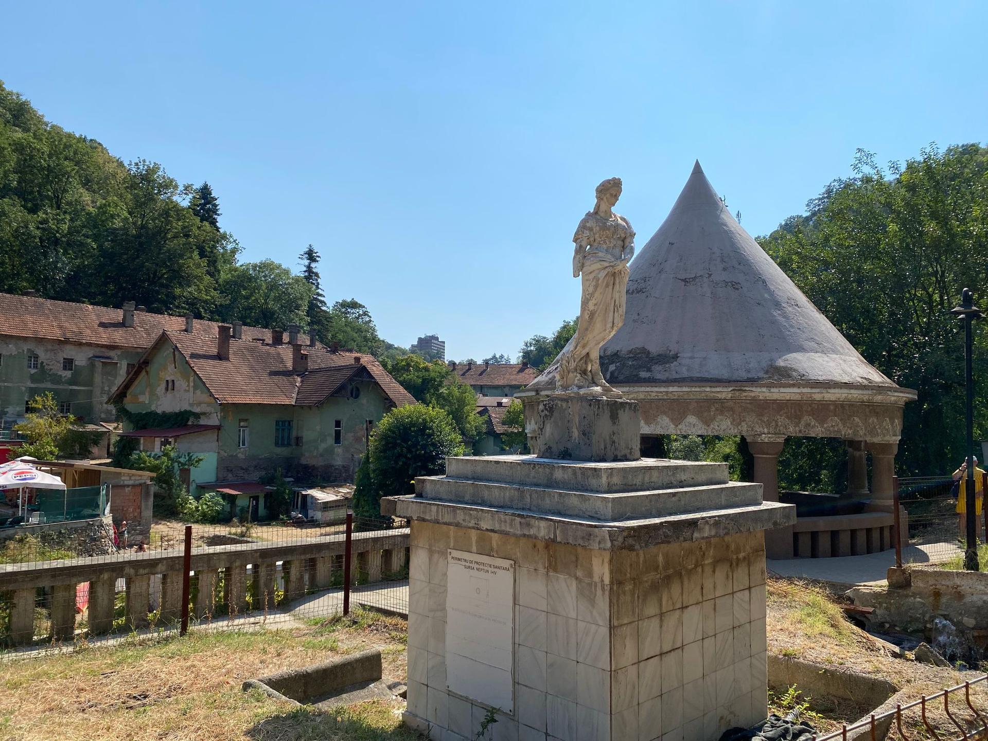 O statuie de pe malul drept al Cernei. În fundal se văd Băile Venera. Foto: Oana Moisil