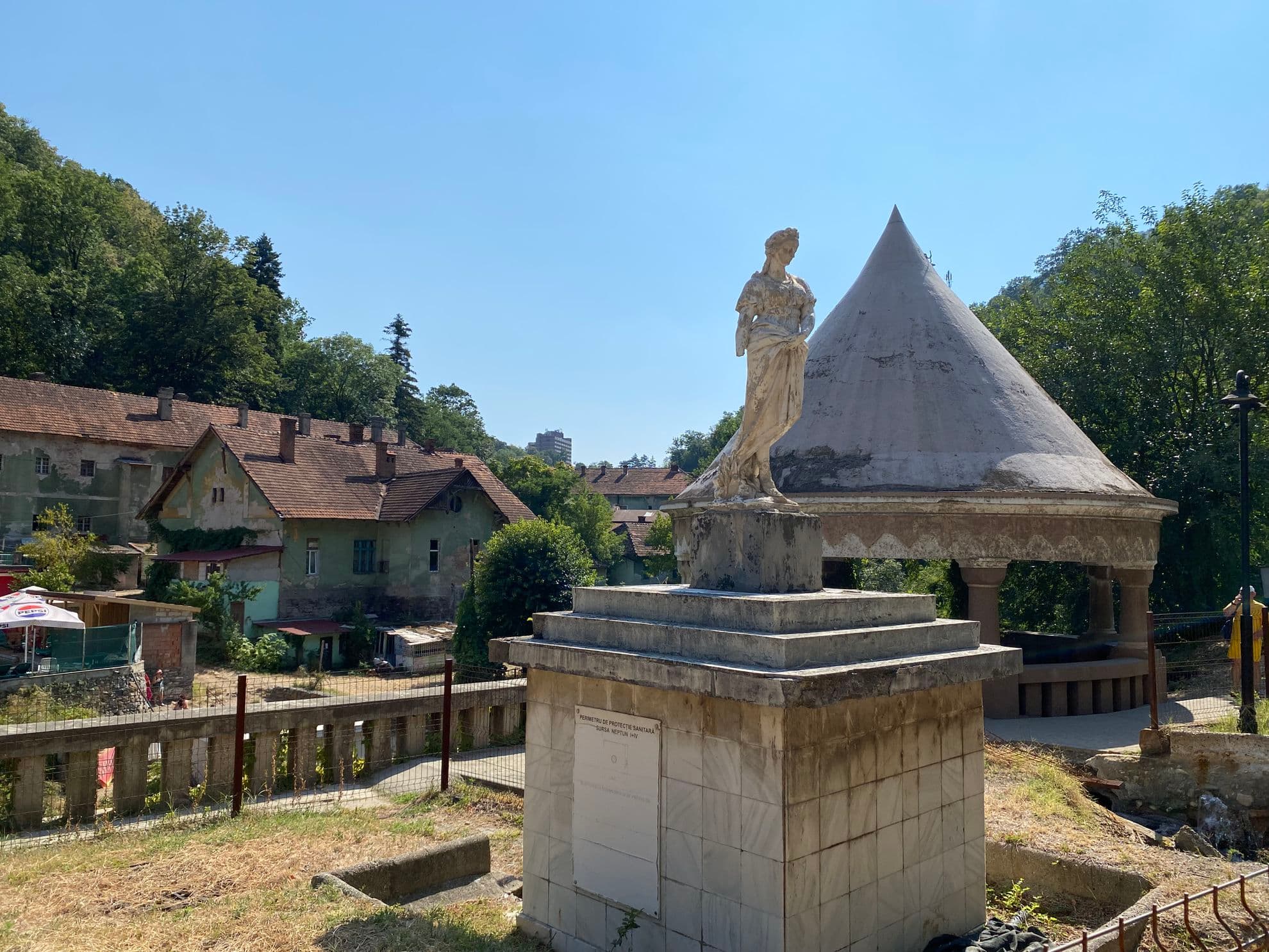 O statuie de pe malul drept al Cernei. În fundal se văd Băile Venera. Foto: Oana Moisil