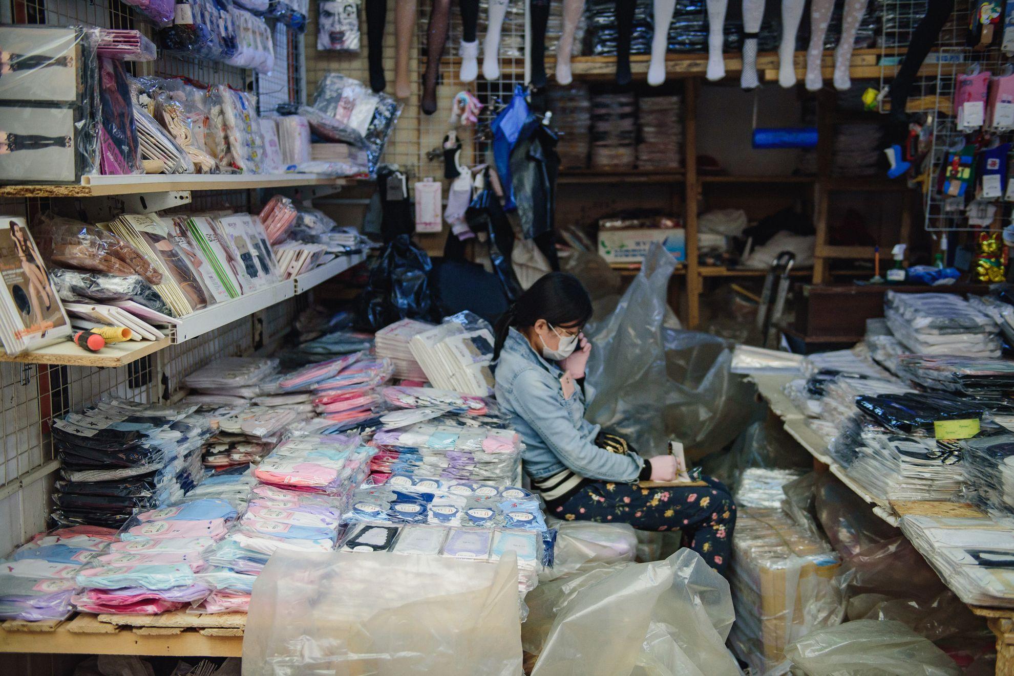 În Dragonul Roșu este interzisă vânzarea cu amănuntul.