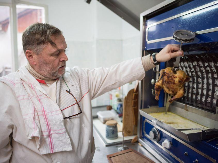 Arnaud du Faÿ și rotisorul lui, cumpărat de la celebrul restaurant "La Tour d'Argent" din Paris. Foto: Raul Ștef