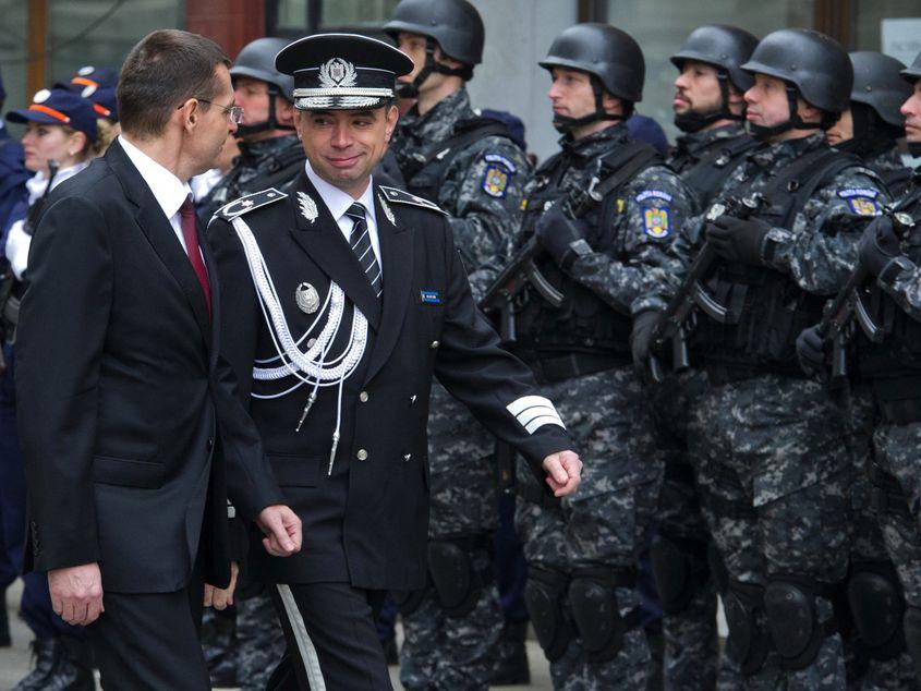 Bogdan Despescu alături de fostul ministru de Interne Petre Tobă, căruia i-a succedat la șefia Poliției. Lui Tobă i-a fost retras titlul de doctor după ce PressOne a dezvăluit plagiatul. Foto: Ilie Bumbac / Agerpres
