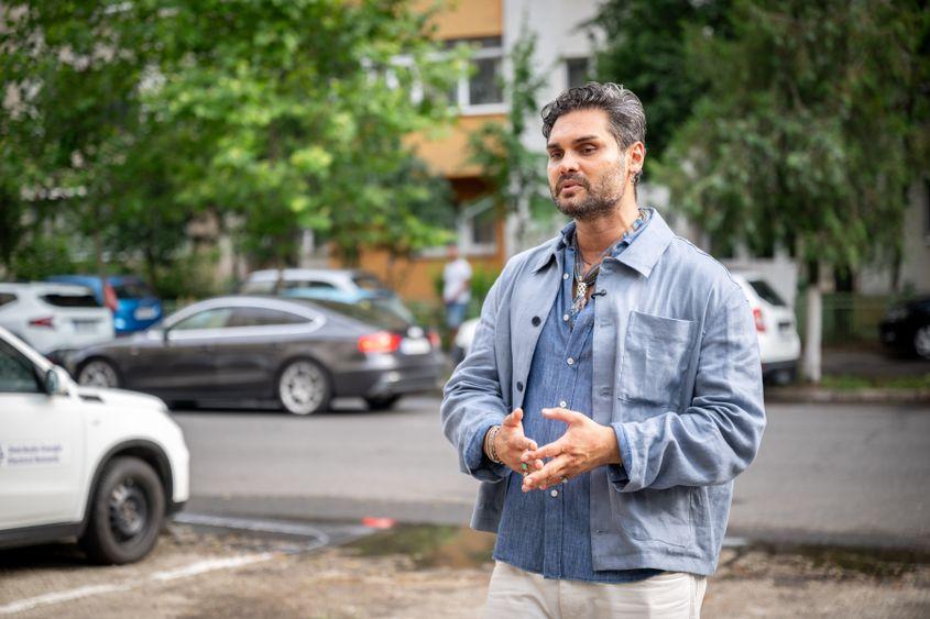 Gilbert Costache la turul literar din Rahova, cartierul în care a crescut. Foto: Mihai von Eremia