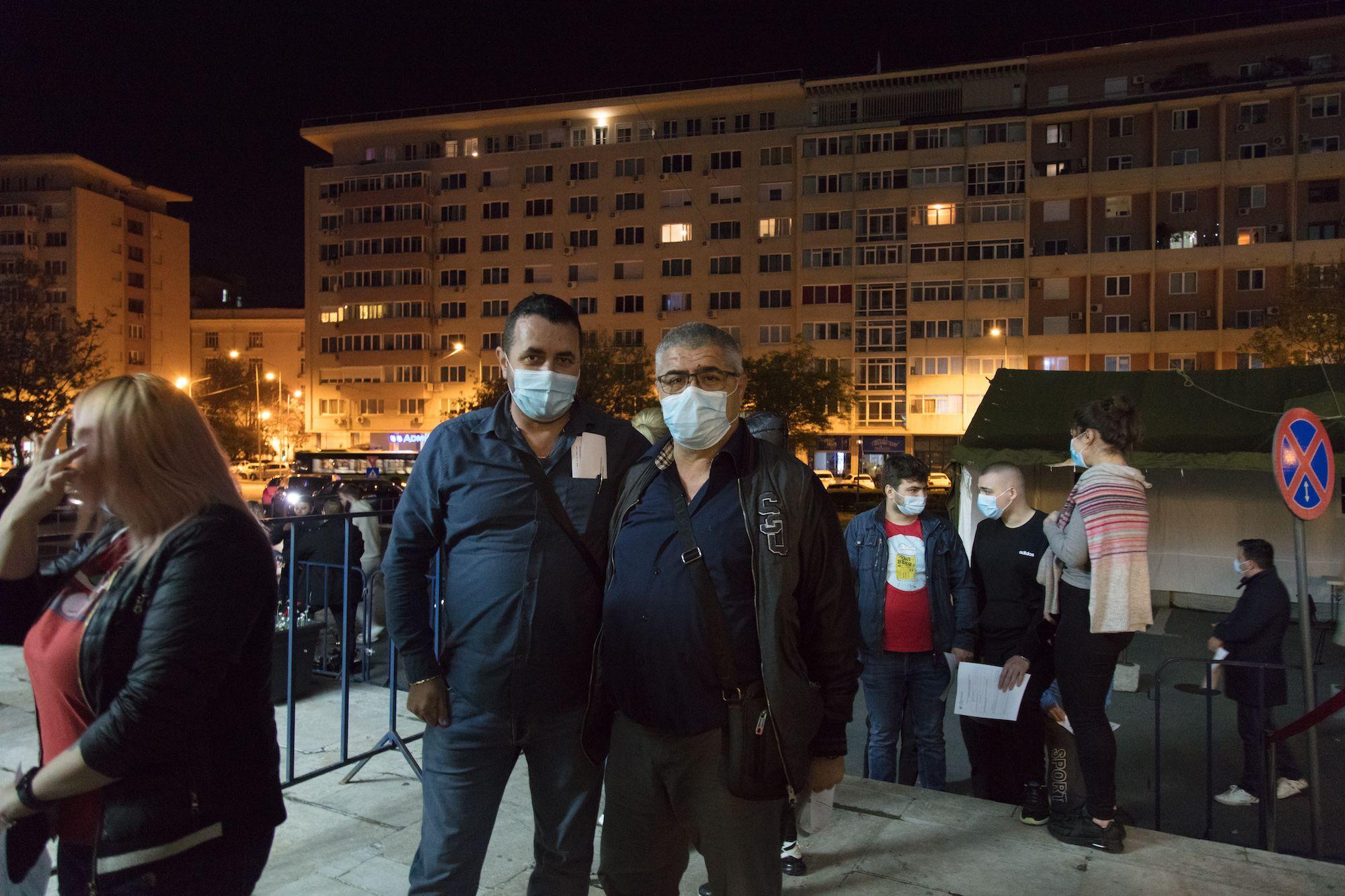 Dorin și Cristian, pescari și șoferi STB, au venit noaptea la vaccinare pentru că altfel nu le permitea programul de la muncă. Și vor să meargă și în vacanță.