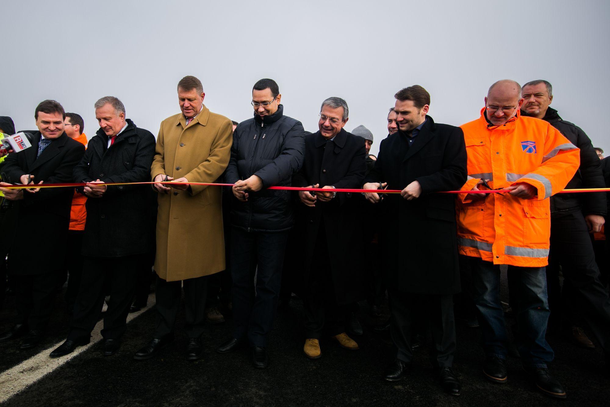 Primii la tăiat panglici, ultimii la alocat suficienți bani, timp de 30 de ani. Premierul Ponta și primarul de atunci al Sibiului, Klaus Iohannis, taie panglica tronsonului IV al autostrăzii Sibiu-Orăștie, decembrie 2013. Foto: Ovidiu Dumitru Matiu / Inquam Photos