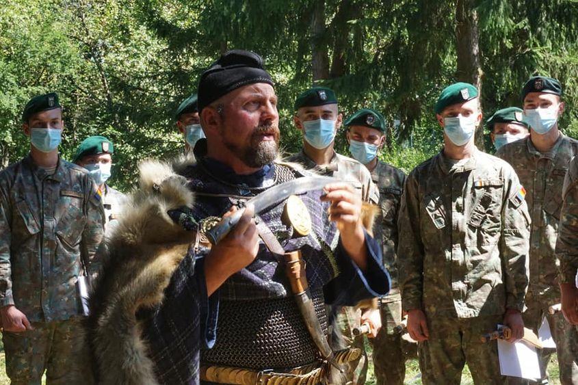 Imagine reprezentând un dac care transmite un mesaj simbolic militarilor din cadrul Școala de instruire a Forțelor pentru Operații Speciale redenumită în 2020 „Burebista”