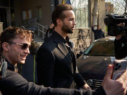 „Banii te fac bărbat”. Opinia unui tânăr de 24 de ani despre cultura hustle, care promite că te transformă în frații Tate