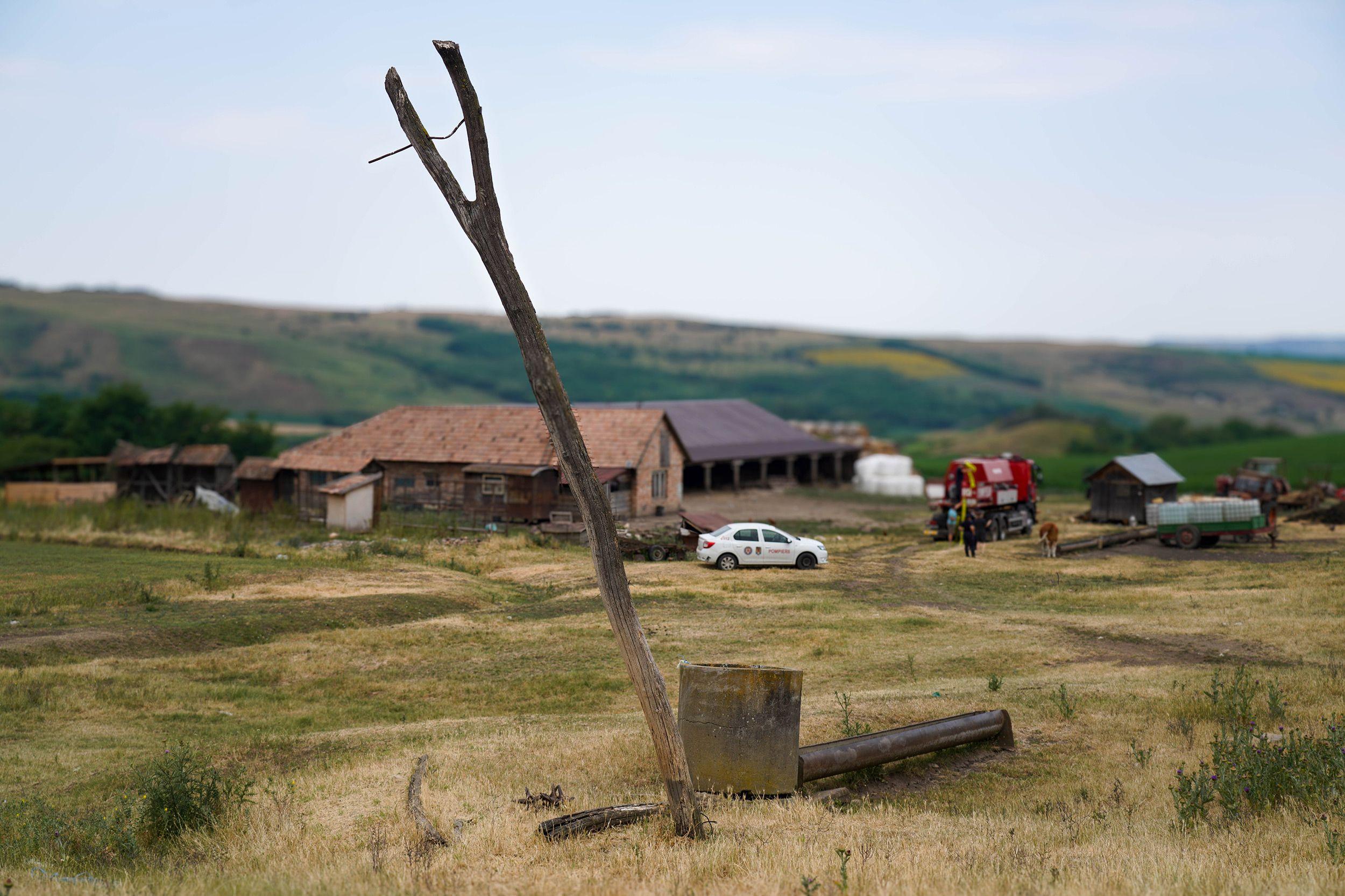 Fermă din Seuca-Gănești, județul Mureș, unde apa nu mai există. Nici măcar în fântâni și în sol. Foto: Raul Ștef