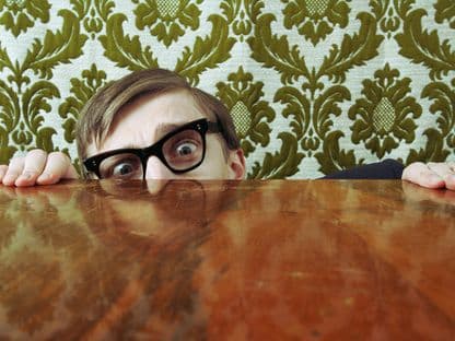 Știri din cealaltă Românie. Angajații Prefecturii Gorj vor spor la salariu din cauza câmpului electromagnetic, iar un fost primar din județul Iași a plecat acasă cu biroul sub braț